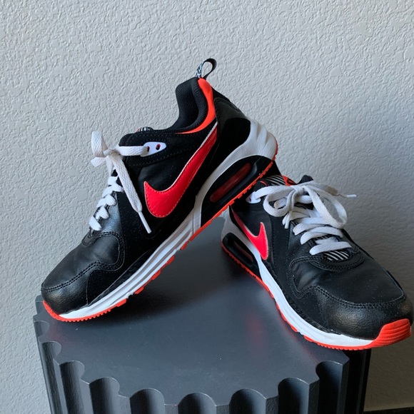 $65🔥Nike black & pink shoes 7Y or 40 - Picture 2 of 6